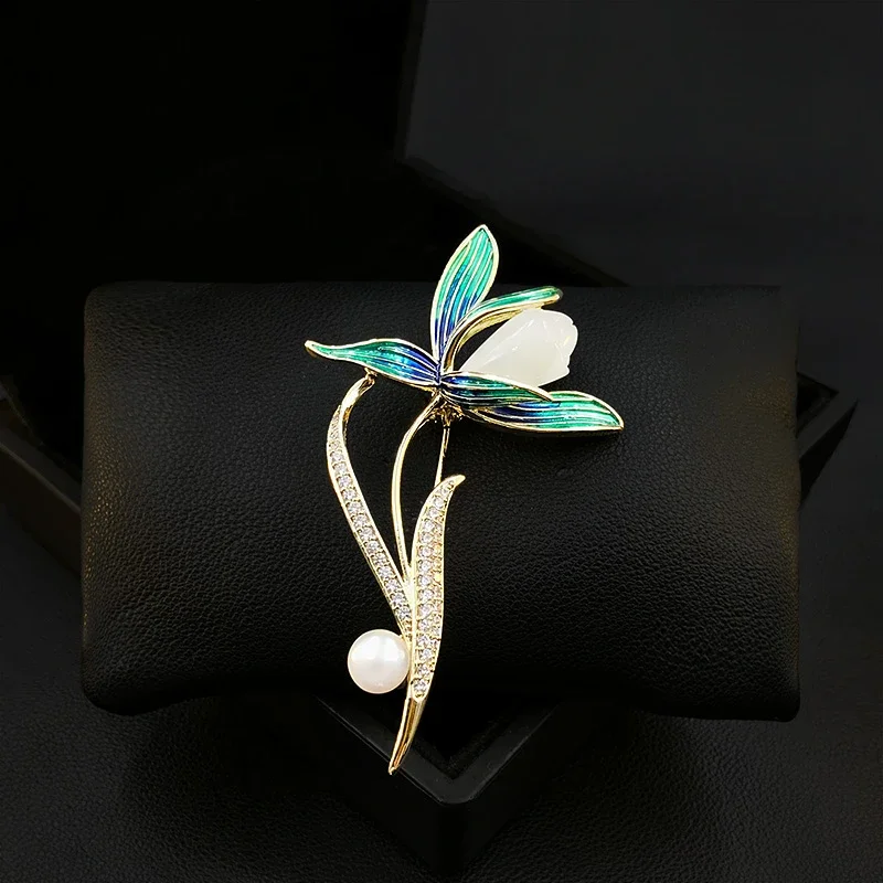 

Magnolia Flower Brooches Luxury Women Suit Neckline Enamel Pins Fixed Clothes Accessories Decoration Ornament Pearl Jewelry 5088