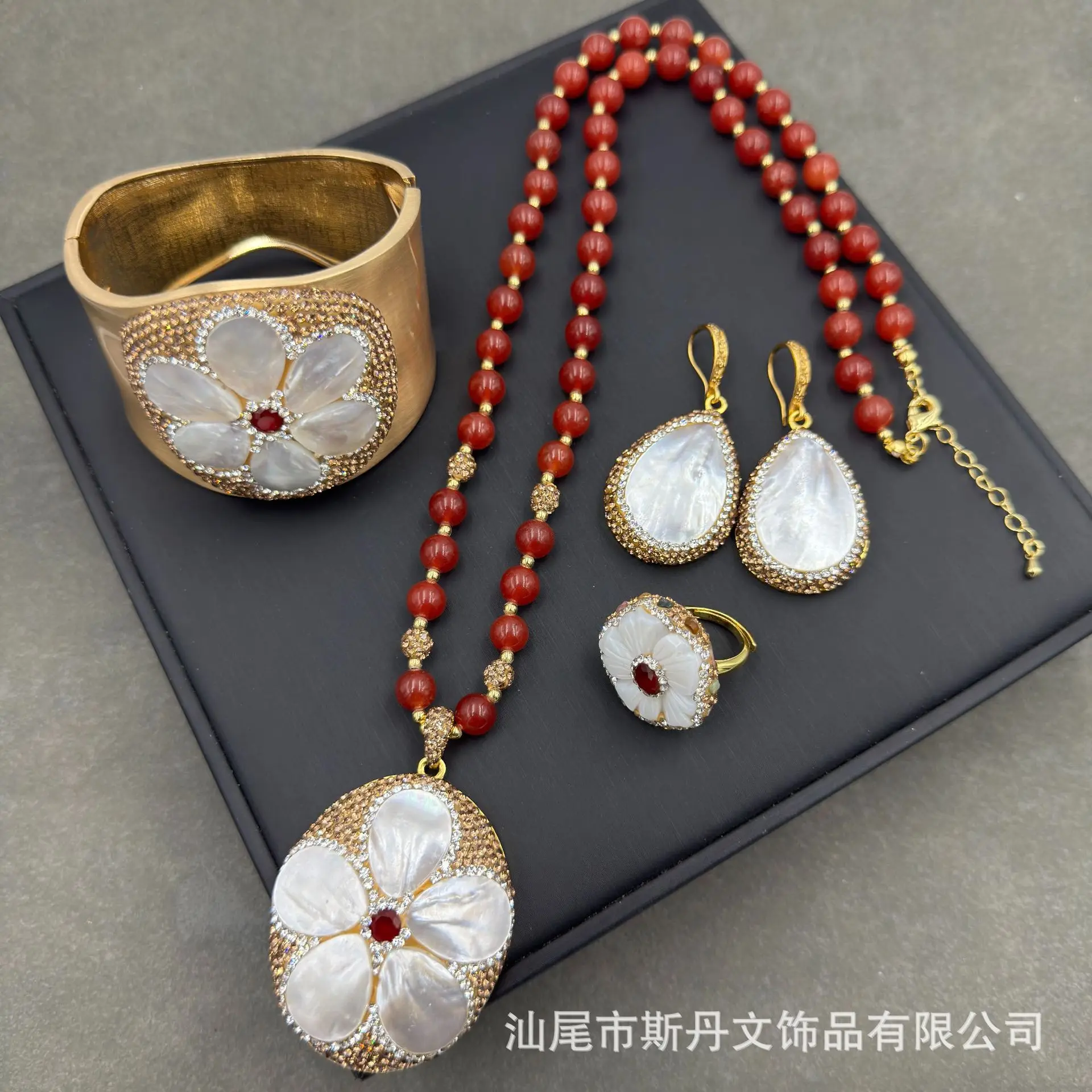 

Natural pearl shell inlaid with medieval jewelry personalized handmade set factory crystal, necklace earrings ring bracelet