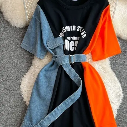 女性コントラストカラーパッチワークデニム Tシャツジーンズスプライシングレタープリントスプライシング Tシャツスカートベルト付き痩身ウエスト A ラインドレス