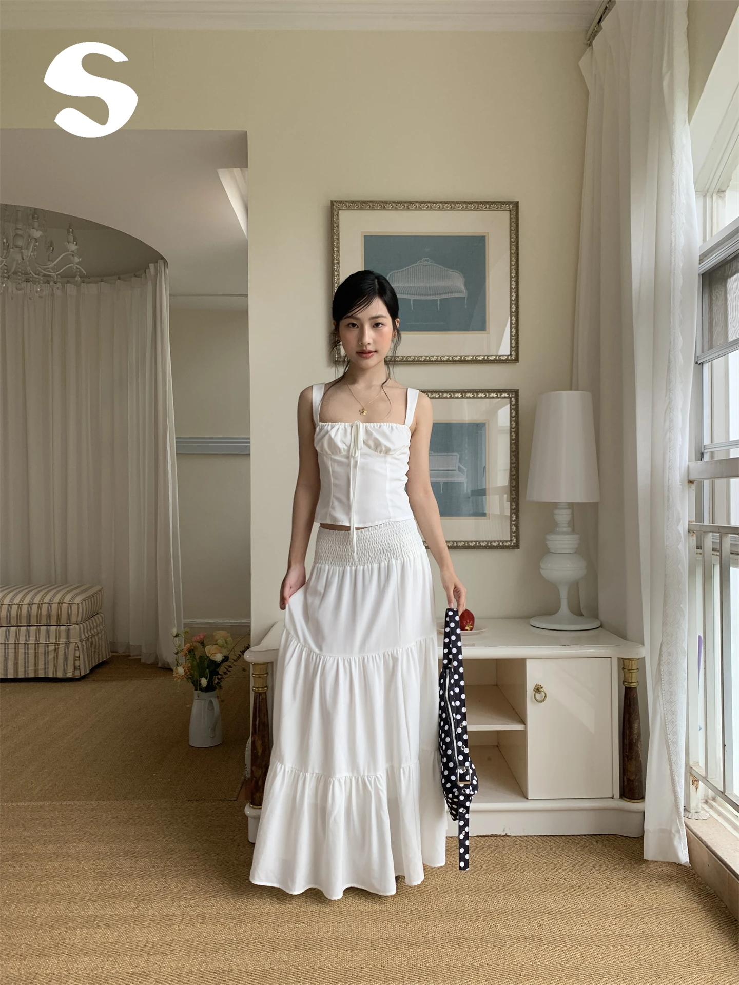 

Летний белый комплект: топ на бретелях и юбка, женский модный художественный комплект из двух предметов, юбка средней длины, топ и жилет в тон