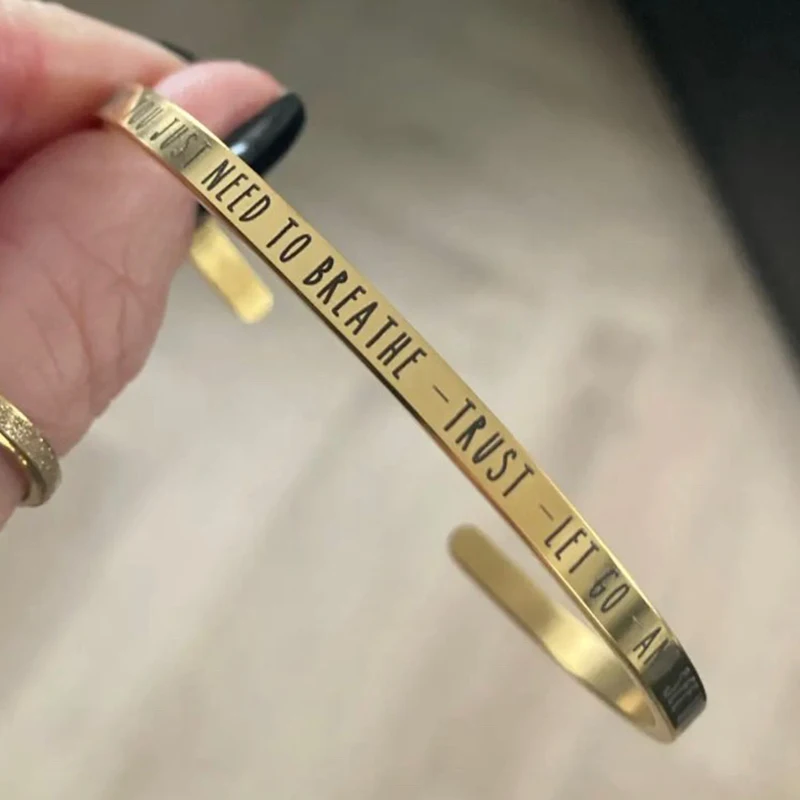 Niestandardowe grawerowane bransoletki z imionami C Style Cuff Dainty Letter Charm Bransoletka dla kobiet Bangle Women Spersonalizowane prezenty jubilerskie
