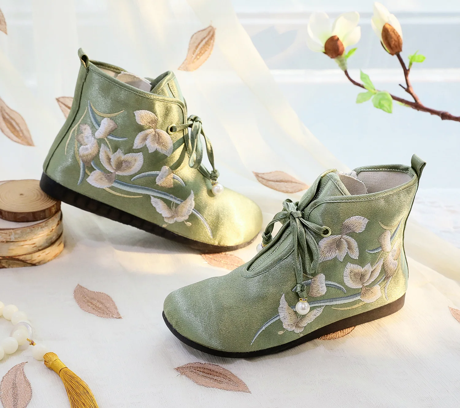 أحذية مطرزة على طراز الخريف مع منحدر كعب وزيادة الارتفاع للنساء أحذية قماشية على الطراز العرقي