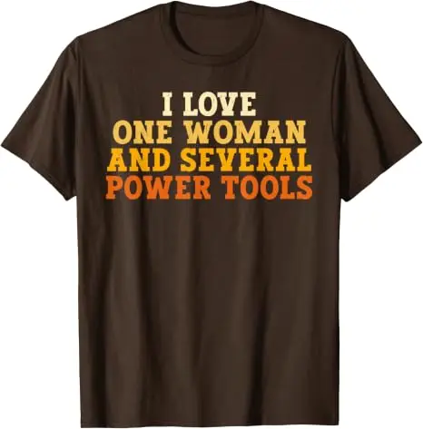 Ich liebe eine Frau und mehrere Elektrowerkzeuge. Lustiges Retro-T-Shirt mit Humor-Aufdruck. Y2k-Humor für Holzarbeiten, Handwerker, Zimmermann, Werkstatt. – Detail 8