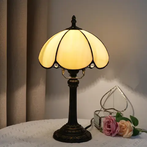 Lampada da comodino in vetro colorato Tiffany da 8 pollici, paralume beige, scrivania, lettura, luce notturna per soggiorno, casa, camera da letto, ufficio