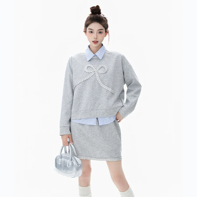 

College-style sweet and youthful outfit with a round-neck, long-sleeved, short-length sweatshirt with a bow+Striped collared bas