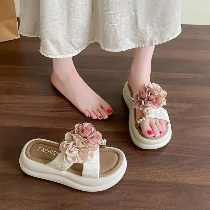 2026 Thick soled Flower Slippers for Women's Summer Beach Vacation Beach Shoes One line Dragging Versatile Fashion Cool Dragging