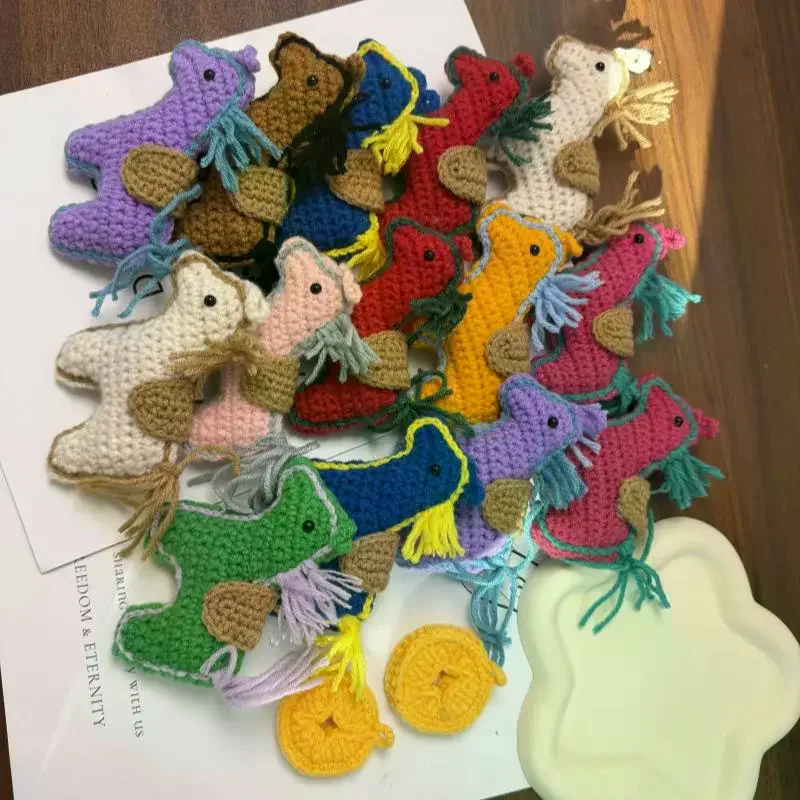 LLavero de Pony tejido con mascota de Año Nuevo, colgante de caballo de hilo multicolor de dibujos animados creativos, mochila colgante, regalo de bendiciones para amigos, 2026