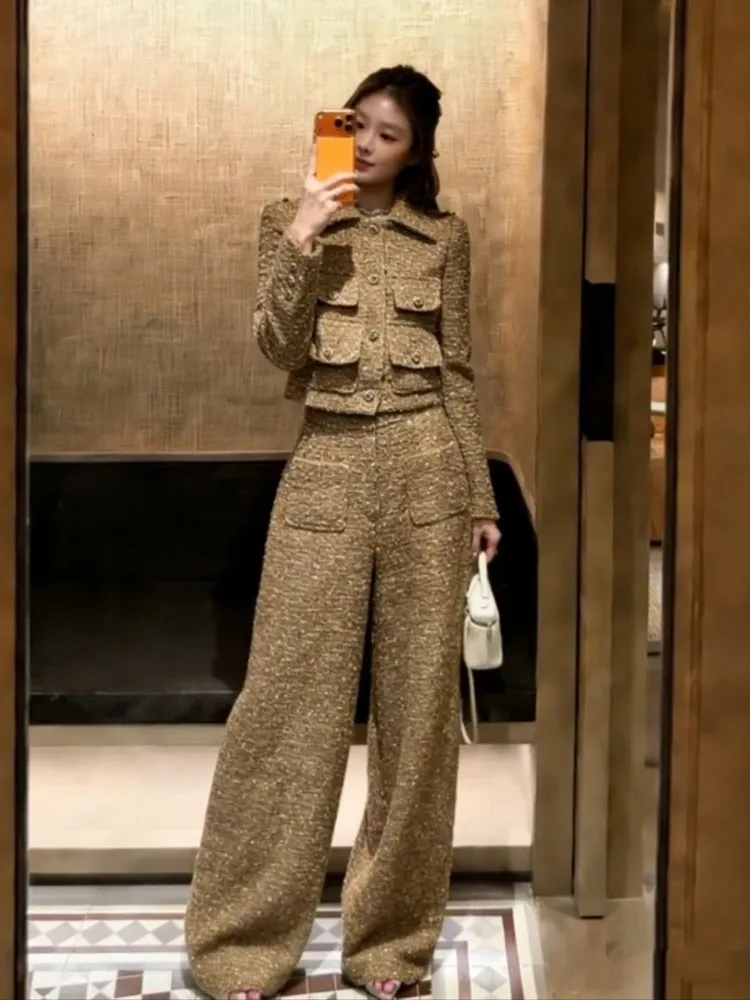 

Элегантный женский твидовый костюм-двойка: пиджак с длинными рукавами на одной пуговице и прямые брюки с множеством карманов
