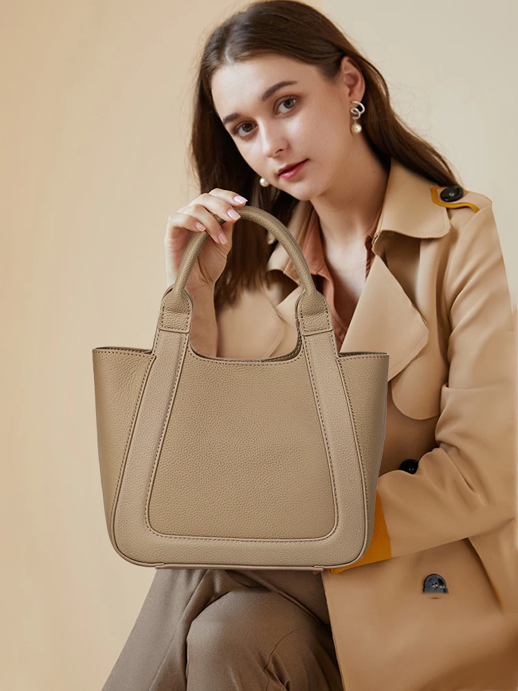 

Бежевая кожаная сумка Aidrani: современный минимализм, характерный стиль