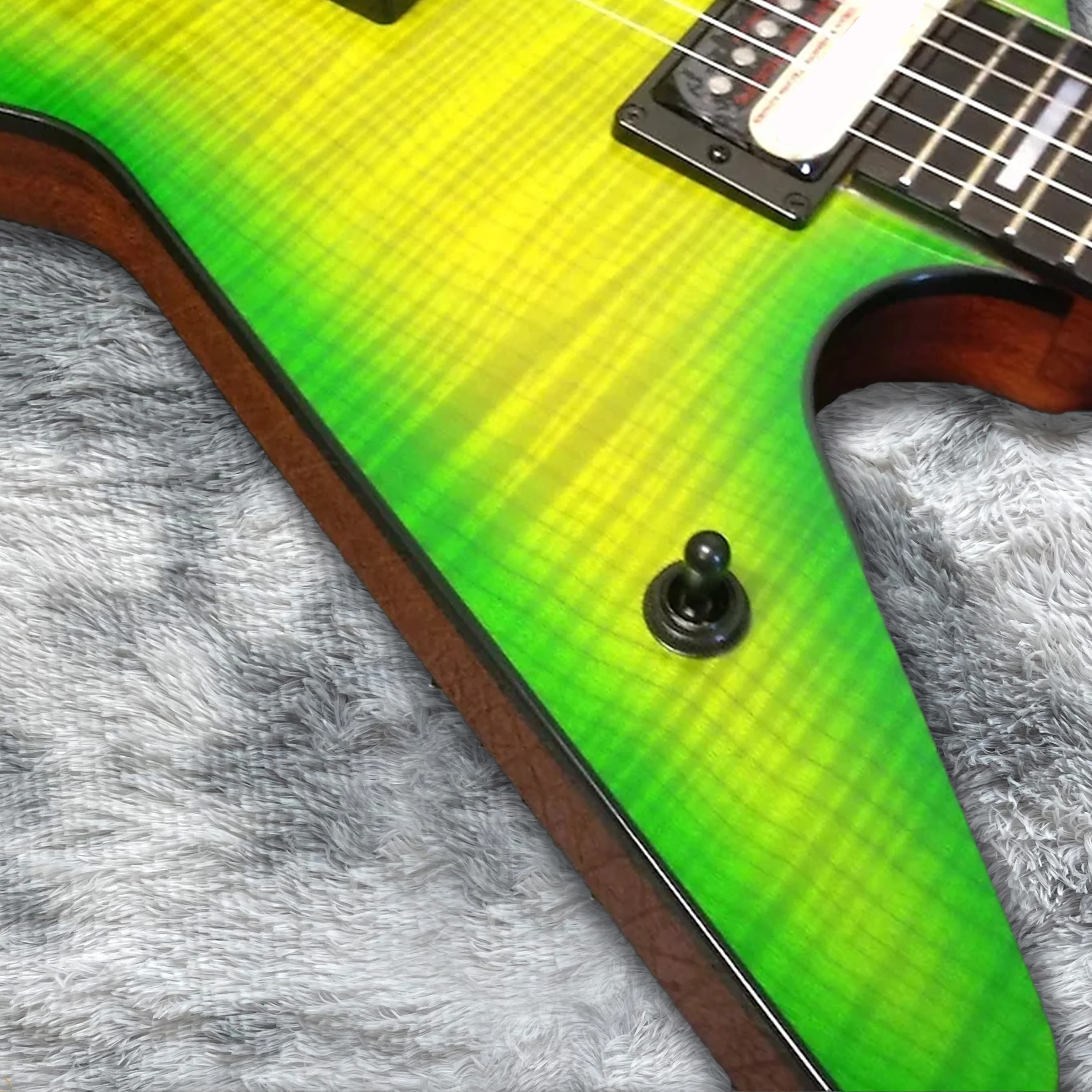 

Custom Irregular Electric Guitar, Black Double Shake, Hign Quality Wood and Paint,Gradient Green Tiger Pattern, Bright Lights