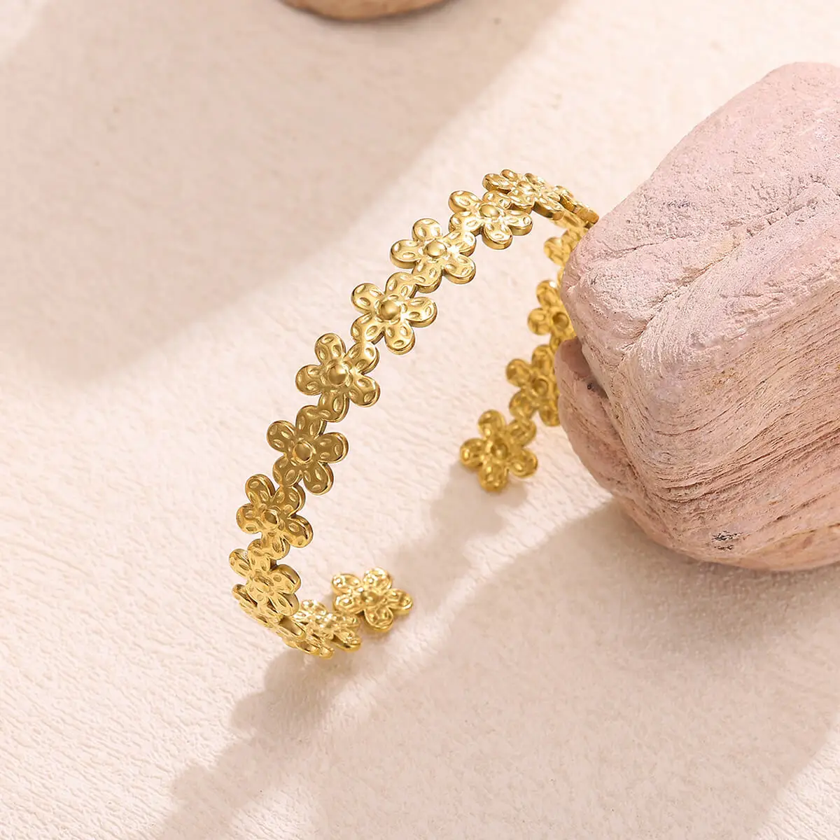 

Mini Flowers Cuff Bangles Bracelet For Women New Gold Color Stainless Steel Symmetrical Flower Bracelets Jewelry Christmas Gift