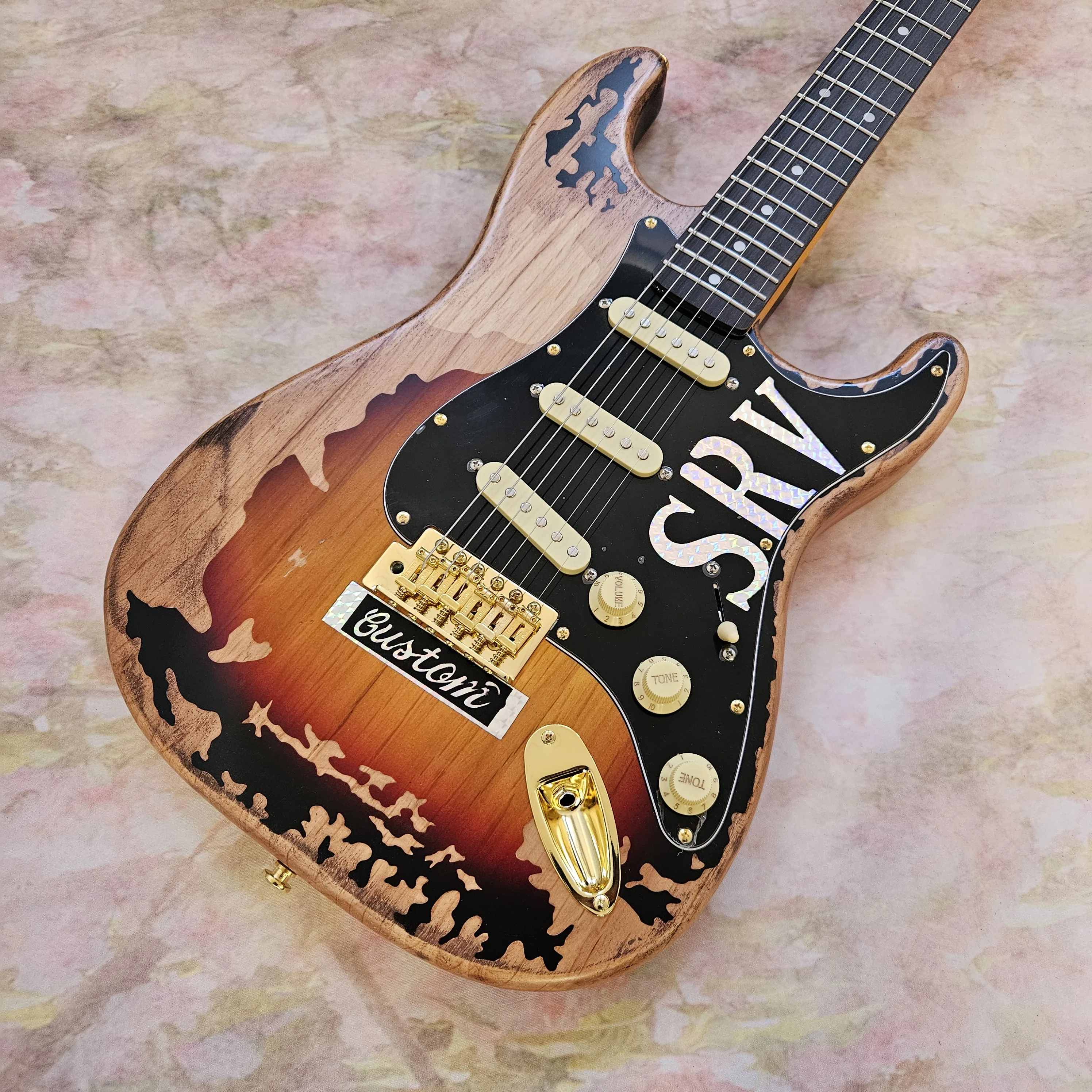 

Шестиструнная электрогитара с винтажной отделкой под старину и звукоснимателями SSS