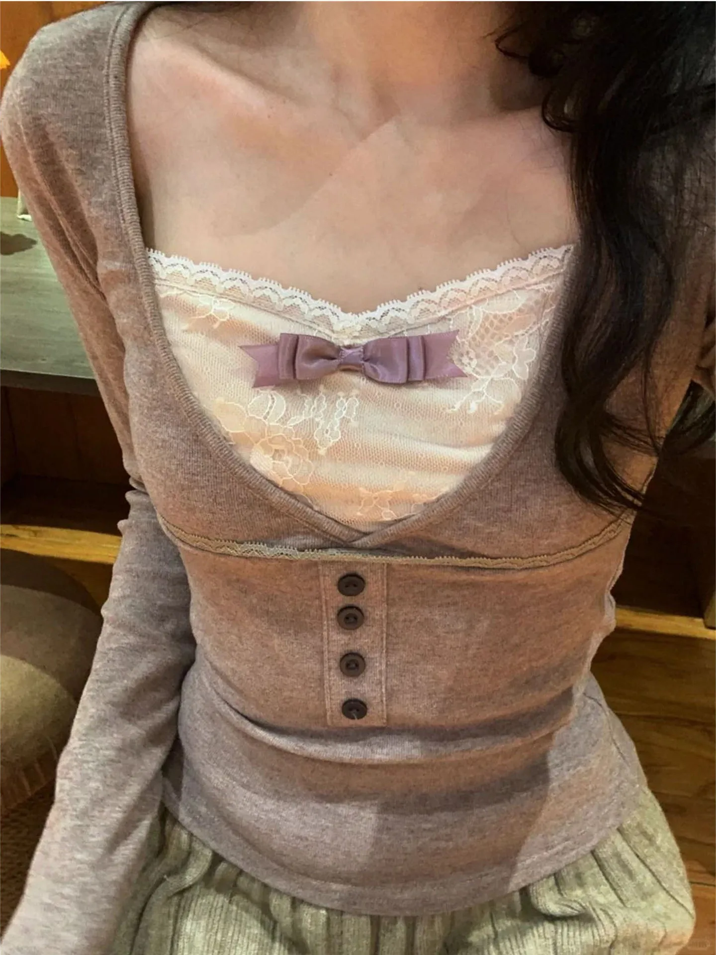 

Осень-зима: Длинный топ с кружевными вставками, приталенный, с узлом на талии, тонкий, классический V-образный вырез, повседневный стиль