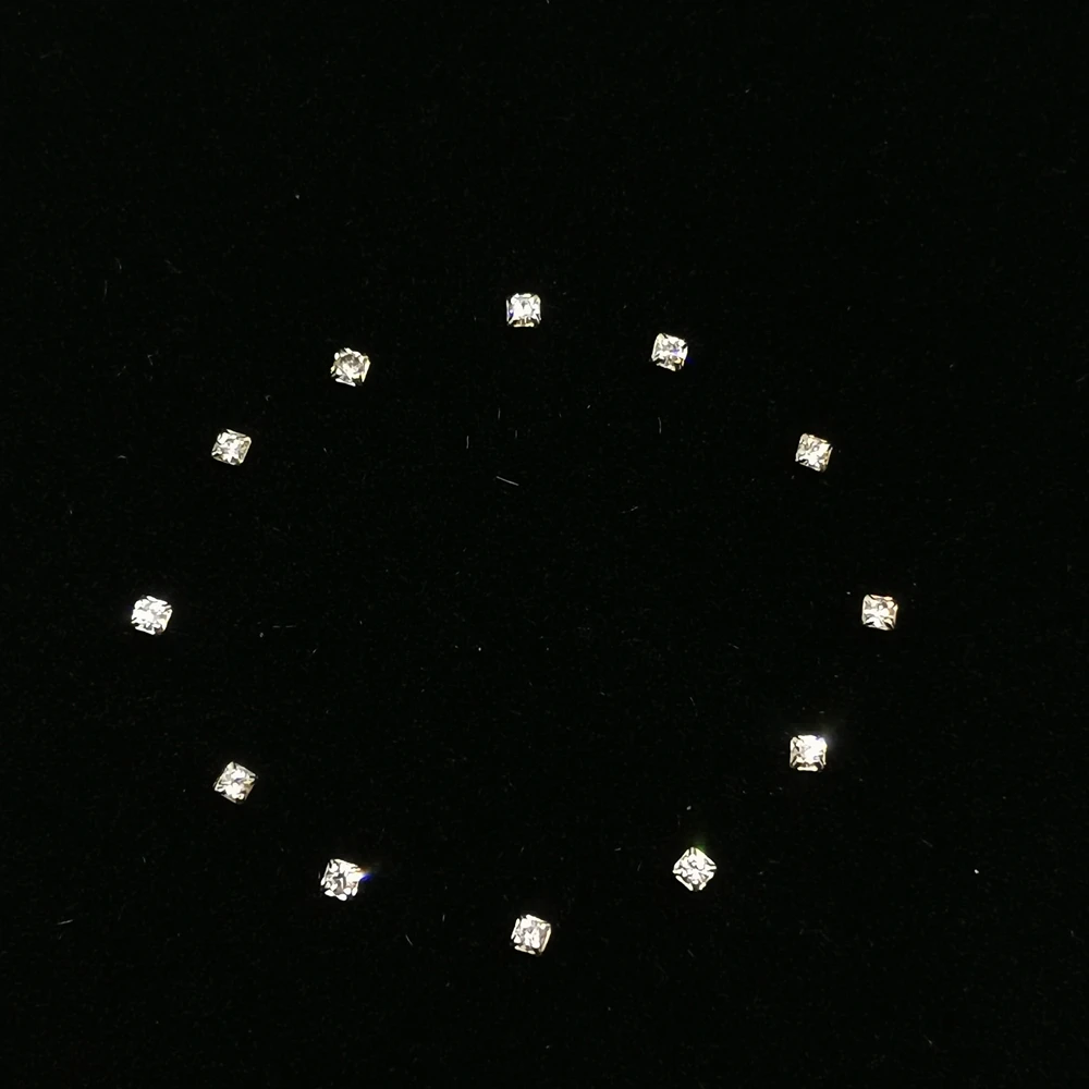 صانع ساعات معدني مع الماس ، مؤشر الساعة ، لامع ، لون فضي ، شكل مربع ، دبوس