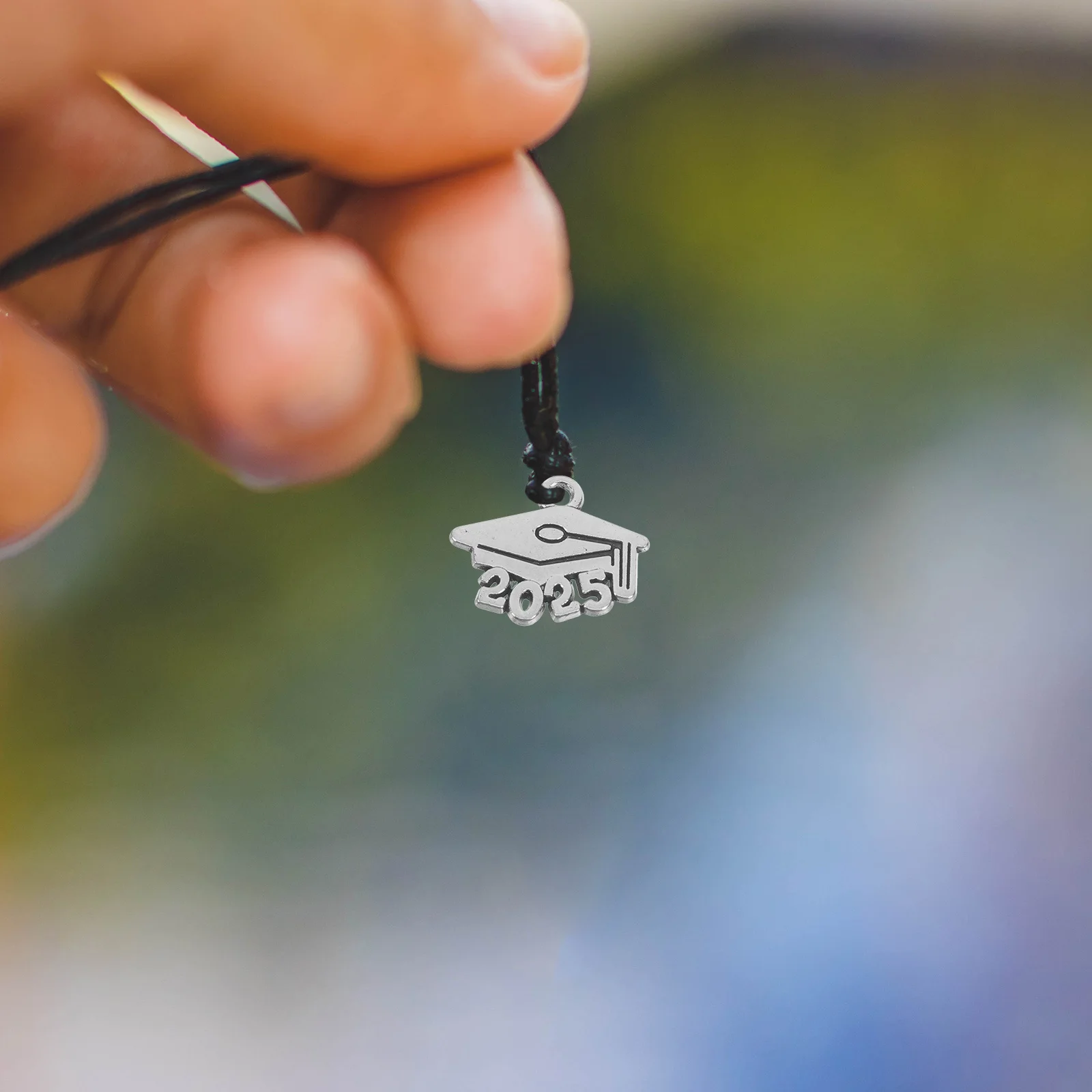 

100Pcs 2025 Graduation Cap Tassel Charms Alloy DIY Jewelry Accessories Memorial Pendant for Cap Decoration Keychain