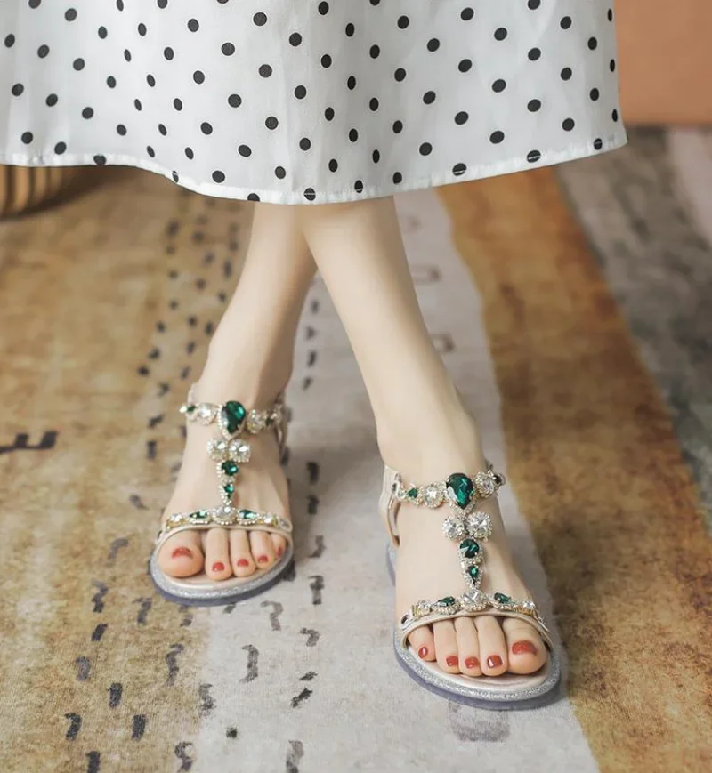 Płaskie letnie buty damskie 2024 cyrkonie buty plażowe sandały dla kobiet na średnim obcasie z wystającym palcem koturnie pięty codziennie Korea F