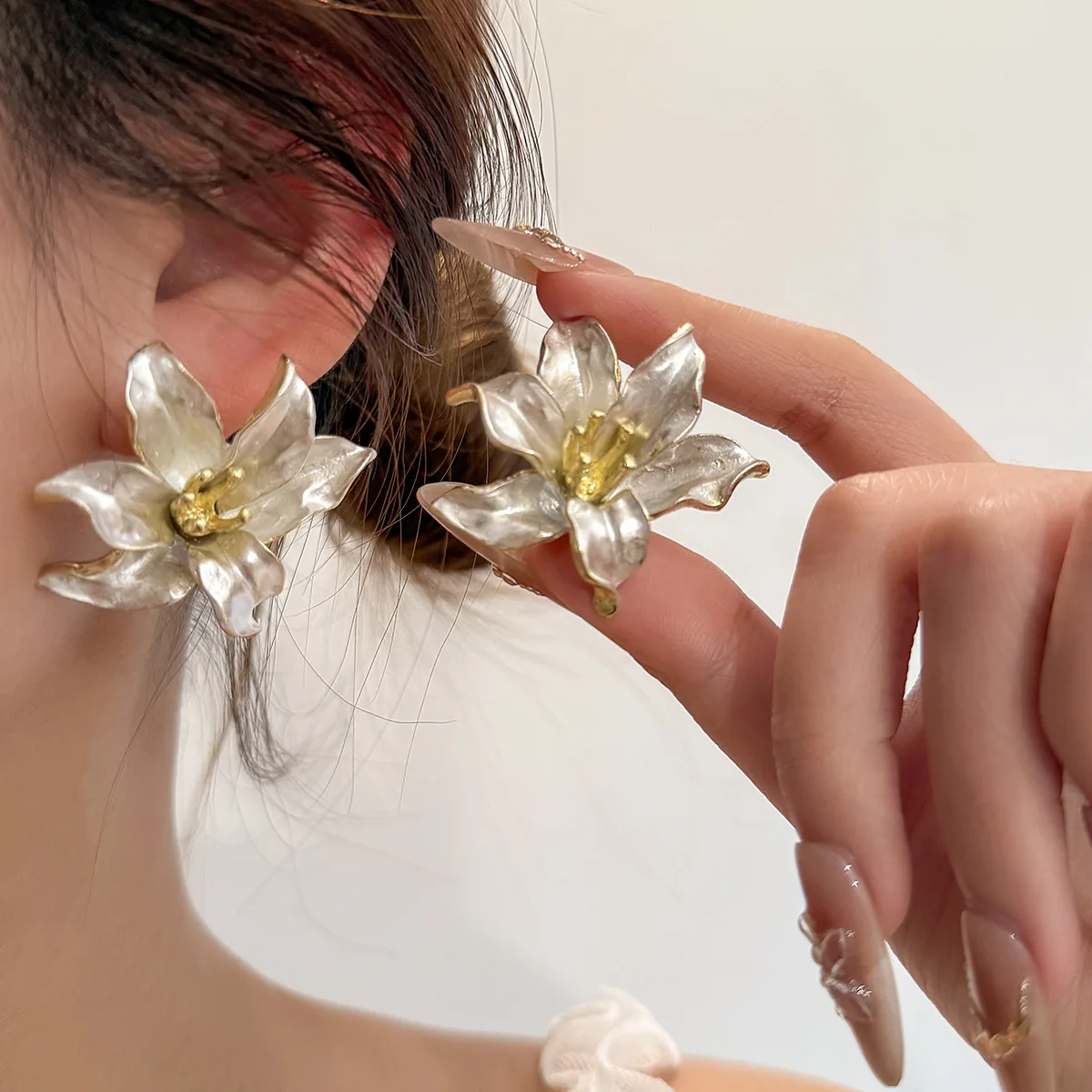 Neue Silbernadel-Ohrringe im Nischendesign, französische Retro-Luxus-Ohrstecker, hochwertige Eleganz-Ohrringe, Luxusschmuck