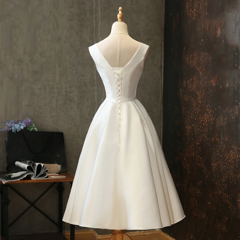 White Vintage Satin Homecoming Dresses Tea-Length V-neck Sleeveless Open Back Short Prom Dresses Party Gowns Wedding Party Wear