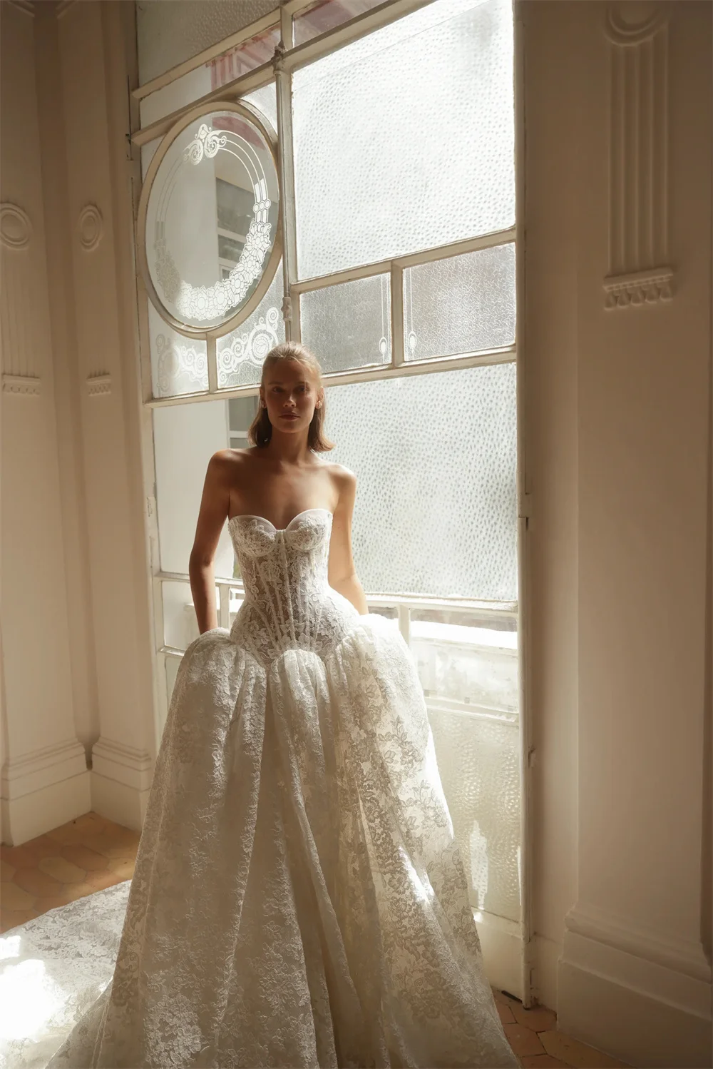 東京カスタムメイドのエレガントなAラインウェディングドレス、ストラップレス、ノースリーブ、バックジップ、ブライダルガウン2025、ホワイトコートトレインウェディングガウン