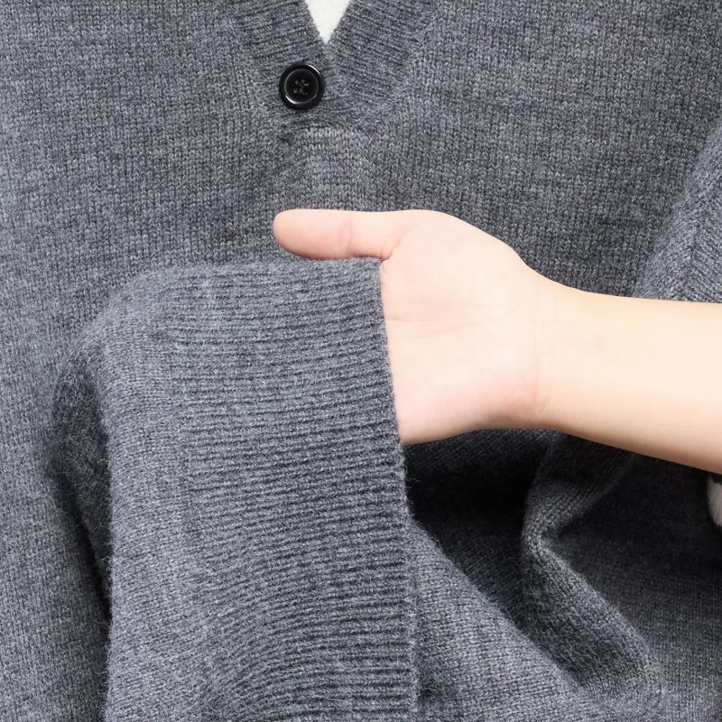 Designer Original Herbst Herren Langarm-Pullover Gestricktes Hemd Klassischer V-Ausschnitt Stickerei Täglicher Old Money Style Herrenpullover – Detail 8