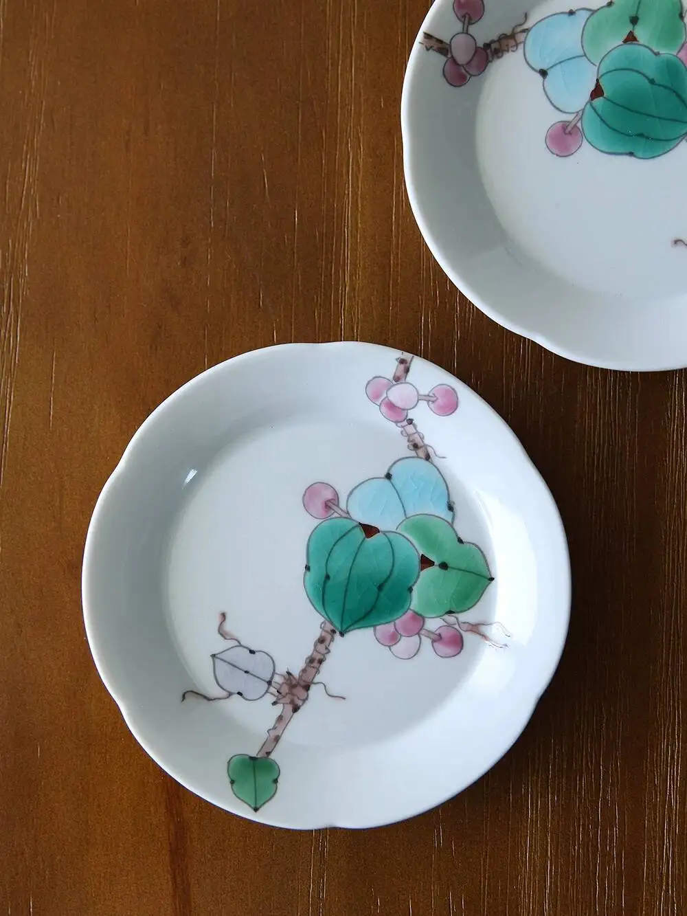 

Маленькая тарелка с ручной росписью «Возвращение весны» от японского керамиста Такаши Ямагучи, посуда из керамики Кутани.