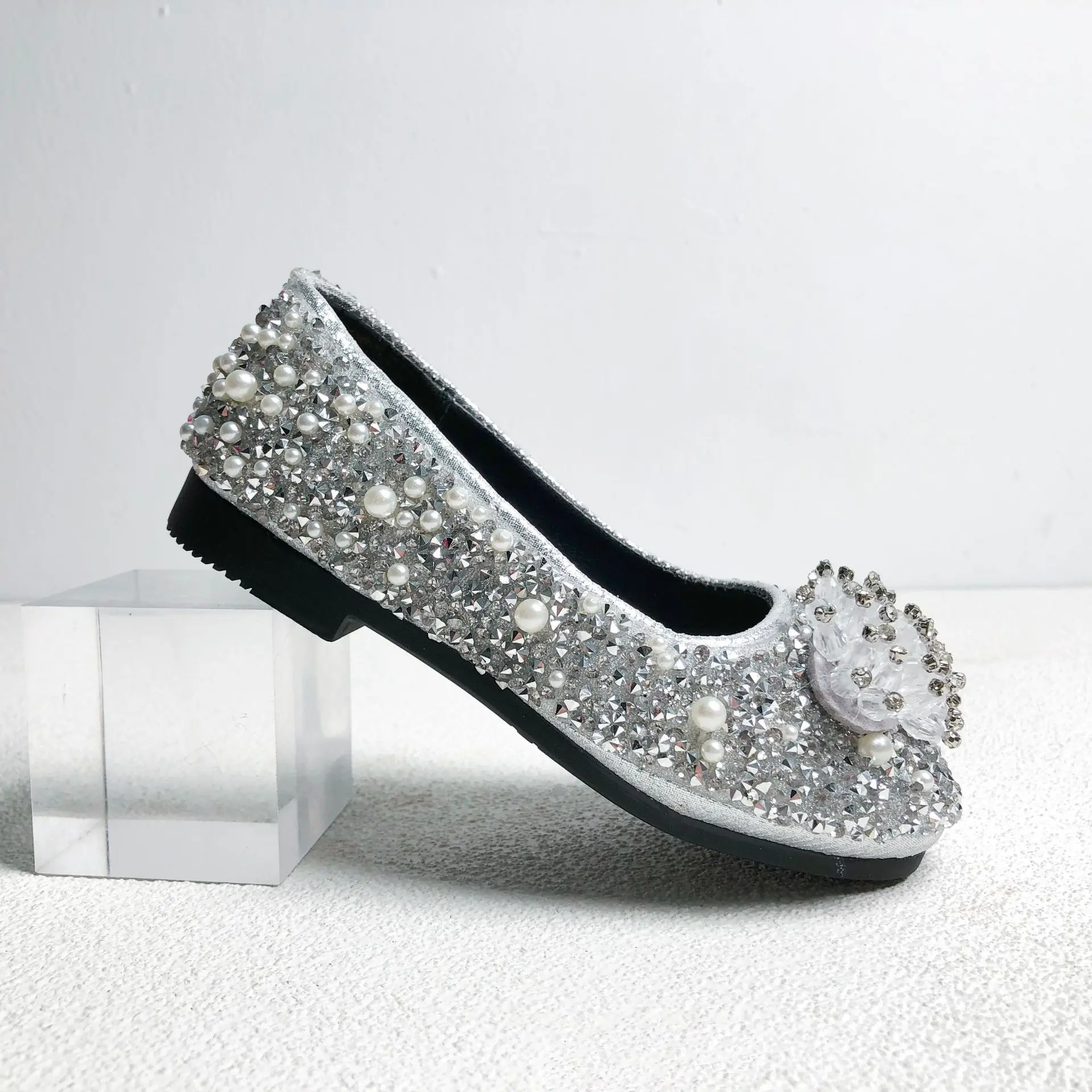 

Новинка 2024, детская кожаная обувь, Цветочная обувь принцессы со стразами, танцевальная обувь для девочек, детская модная обувь для выступлений