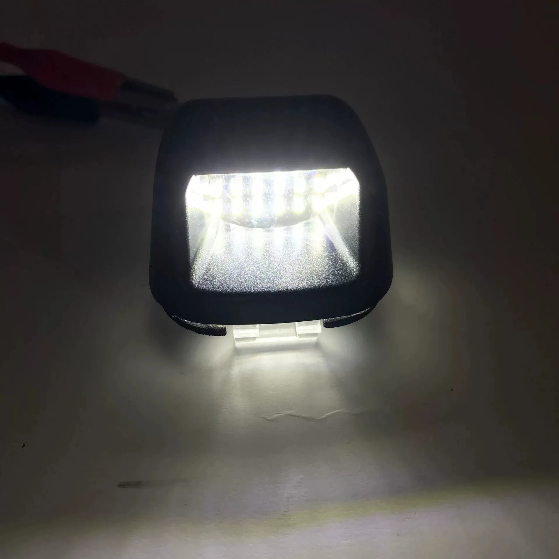 816900C021 مناسبة لنيسان نافارا الأبيض لوحة ترخيص ضوء نافارا D40 الحدود لوحة ترخيص LED الخفيفة