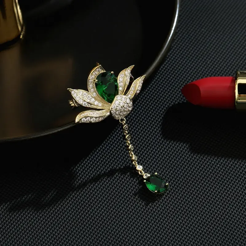 

Retro Chinese jade water drop tassel lotus brooch, with a design sense for autumn and winter coats, overcoats and cheongsams