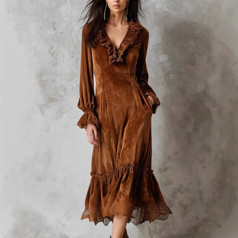 Das ist ein langes französisches Spitzenkleid mit Laternenärmeln, gerüschten Kanten und V-Ausschnitt aus Samt, modisches, schlichtes und retro-Damenkleid