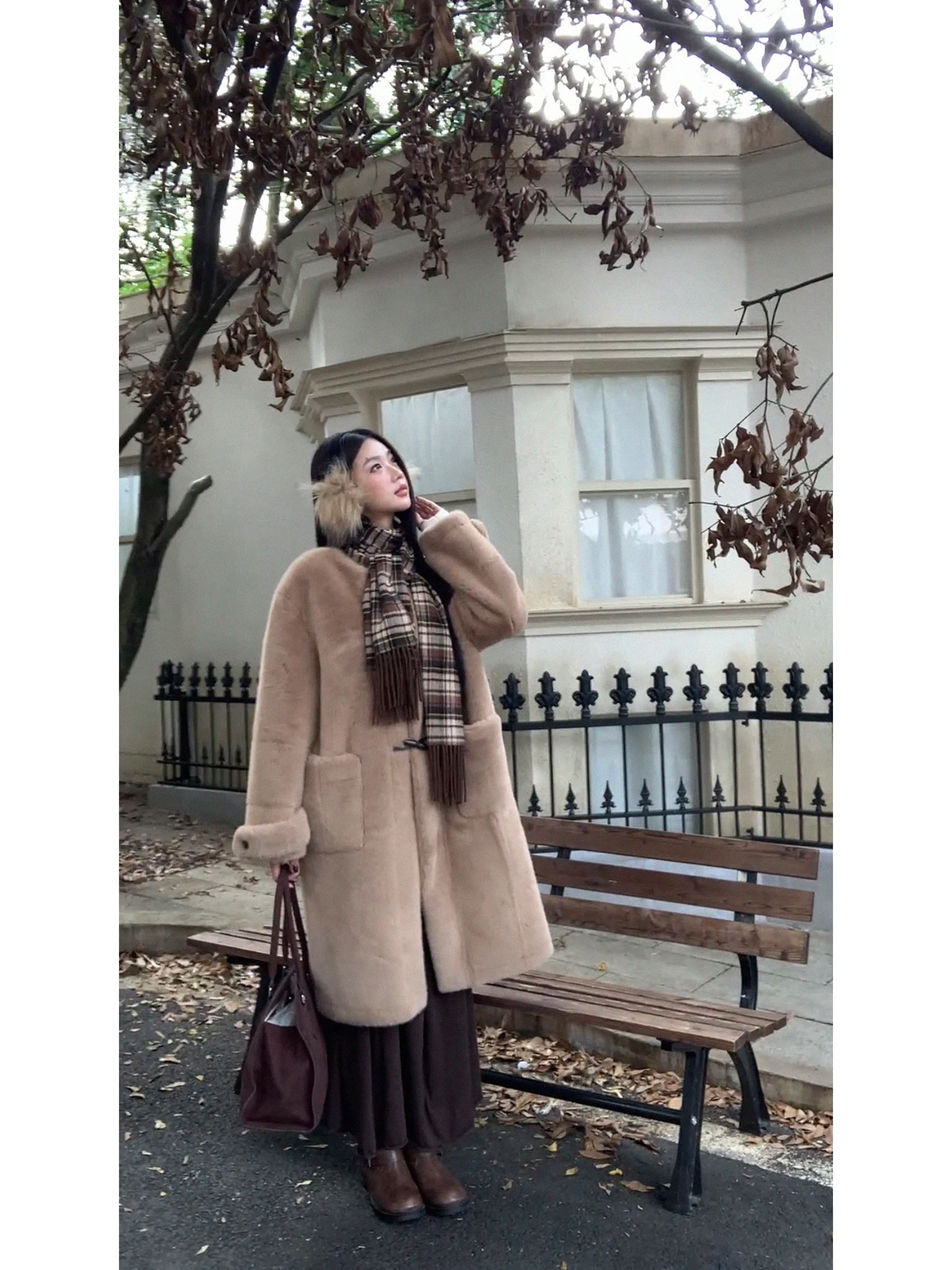 وشاح نسائي أحمر بأسلوب المشاهير، موديل 2025 الجديد لفصل الشتاء، اتجاه كوري أنيق، وشاح متعدد الاستخدامات بنمط مربعات بلون الكر...