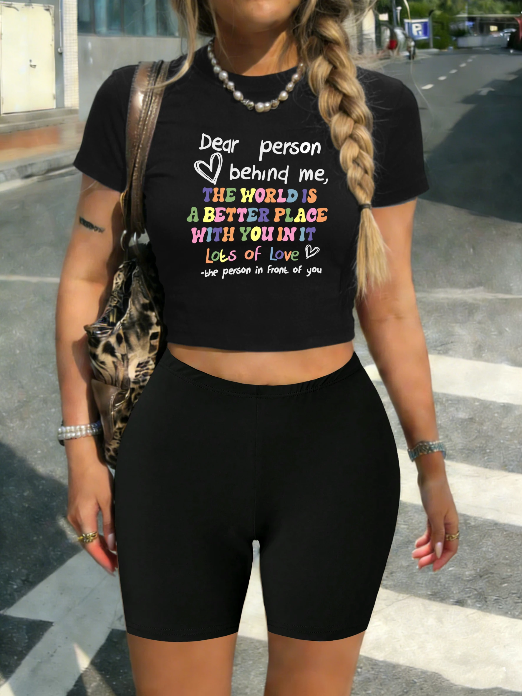 

Женский комплект: футболка с принтом «Дорогой человек, стоящий за мной» (цветные буквы) и спортивные шорты. Летняя универсальная одежда, модные укороченные футболки.