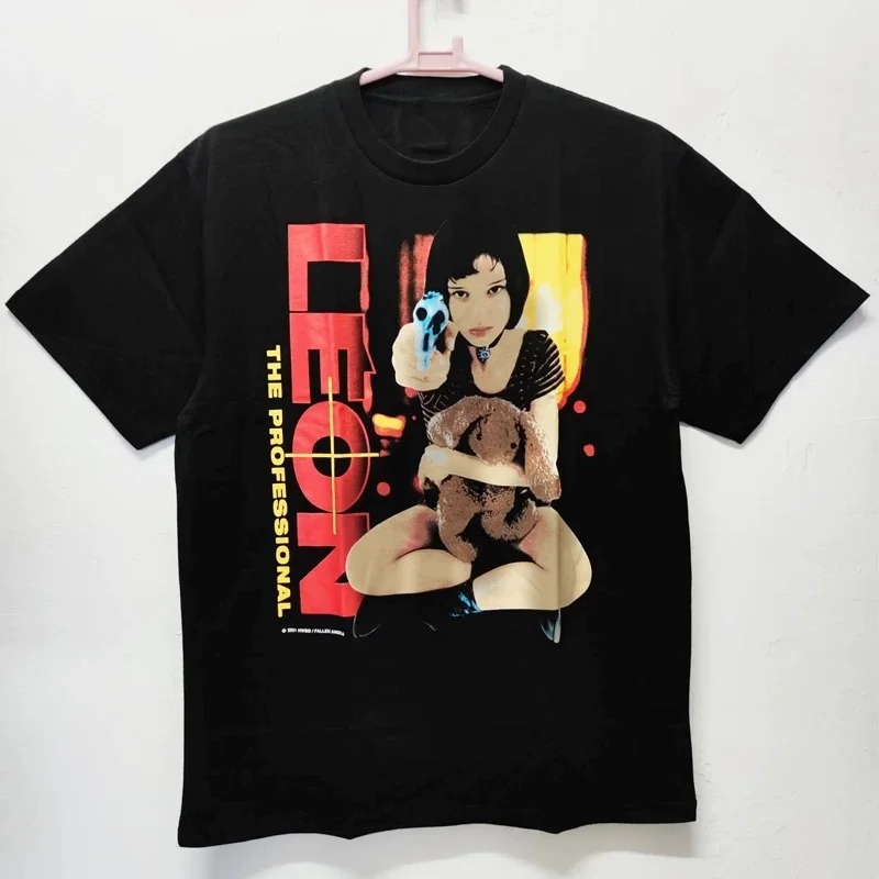 Camiseta gráfica Leon The Professional Mathilda sentada segurando uma arma, de algodão, para homens e mulheres, estilo streetwear.