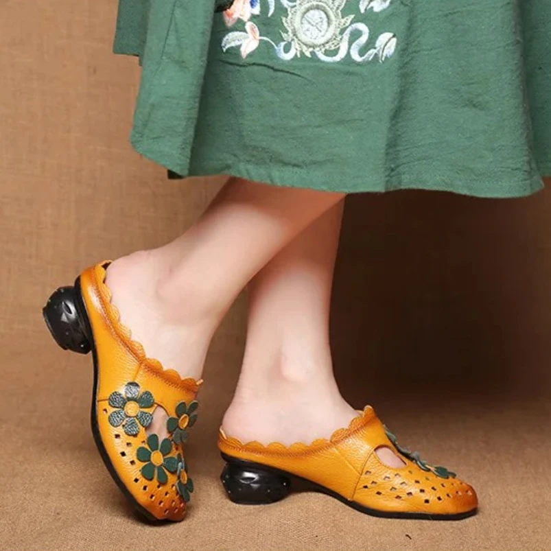 

2025 Аутентичные тапочки 2,5 см, дизайнерские полые полые женские элегантные тапочки из натуральной кожи, летняя мода