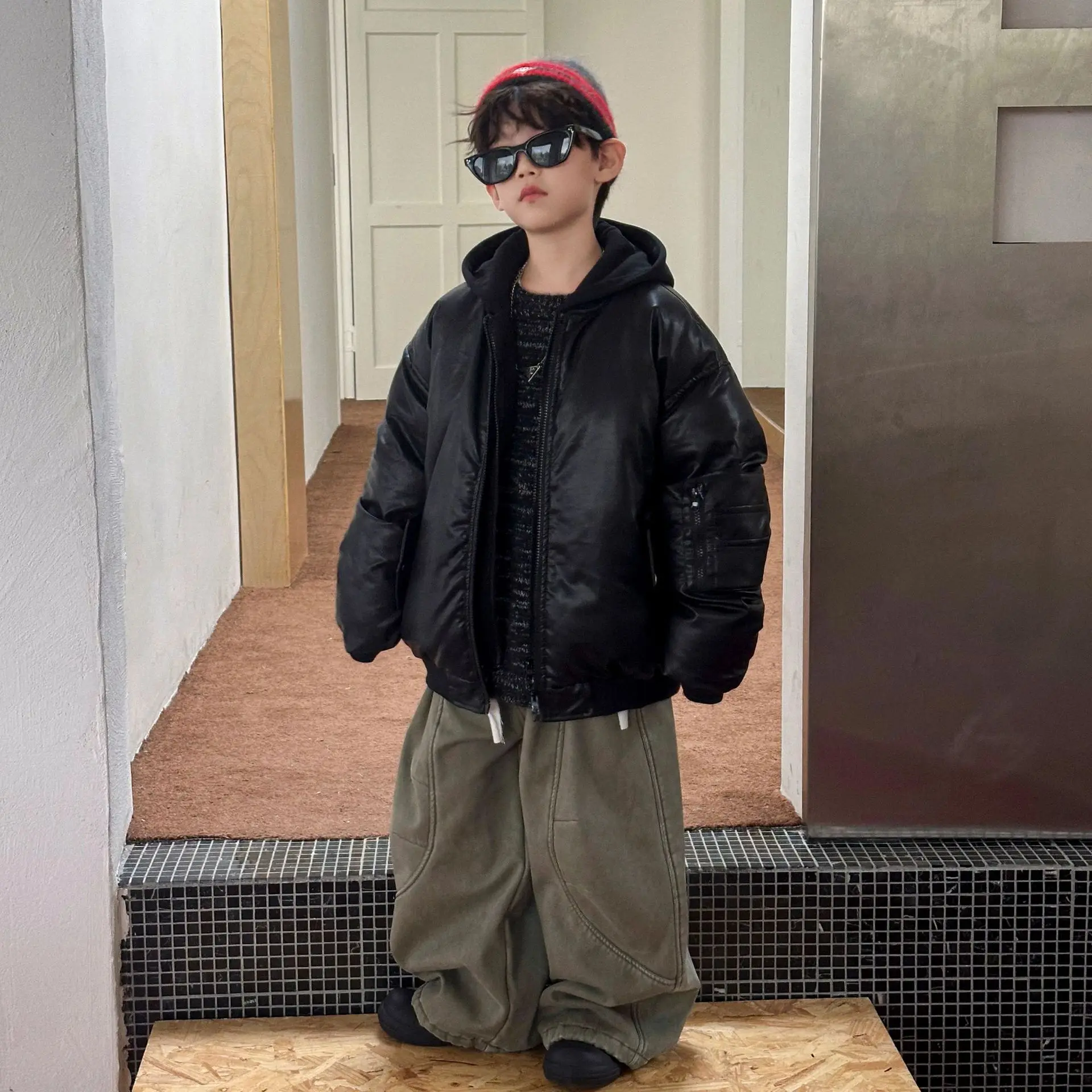 ملابس الأطفال الأولاد سترة مبطنة بالقطن الشتاء سميكة معطف جلد ناعم 2025 جديد الكورية نمط مقنعين سترة دافئة