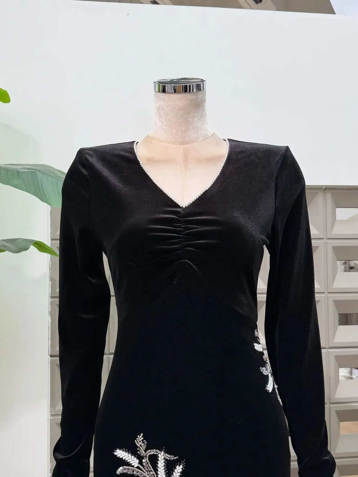 خريف شتاء موضة جديدة التطريز الثقيل الخامس الرقبة سليم صالح المخملية النساء فساتين فاخرة عيد الميلاد حفلة الكرة ثوب السيدات الملابس #4