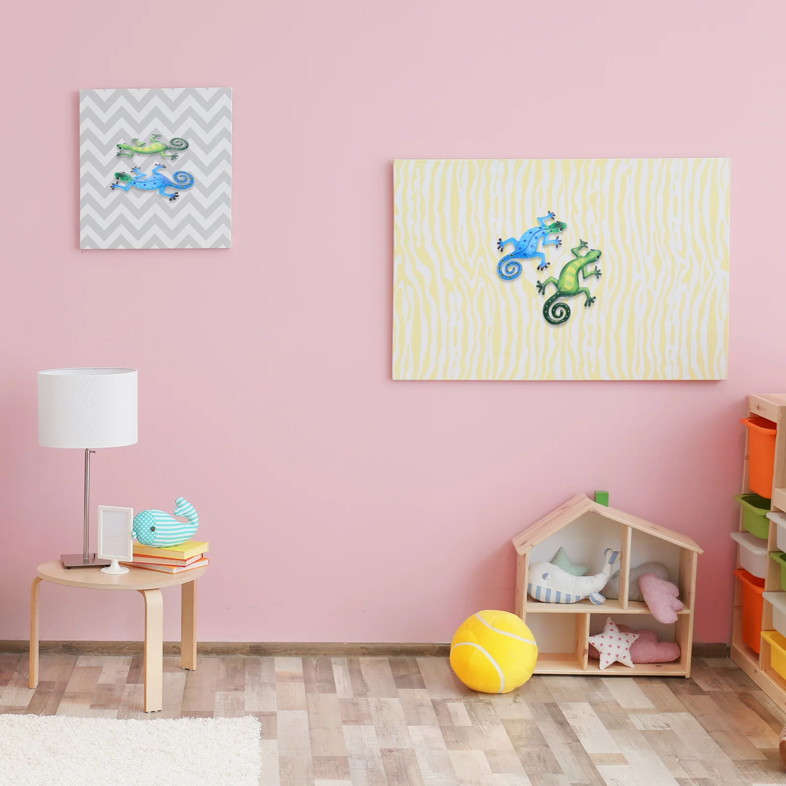 2Pcs Metal Gecko Hanging Decor Crafted Wall Art with Vibrant Paint Finish for Living Room Bedroom Window Garden Use