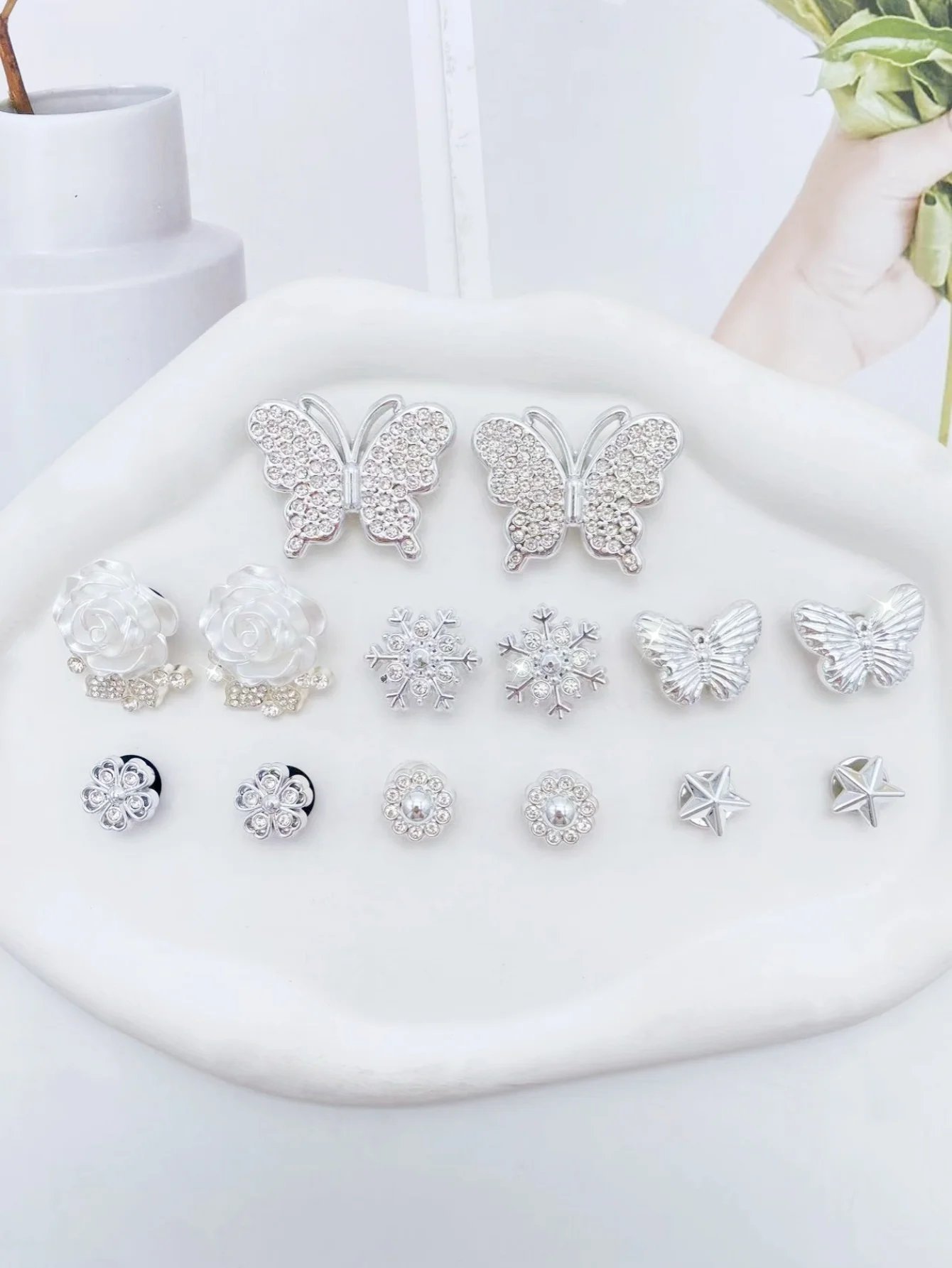 14 قطعة من الفضة الأنيقة والعصرية (فراشة، ندفة الثلج، زهرة، نجمة، زهرة مطرزة، إلخ.) أبازيم الأحذية، ديكوراتي DIY