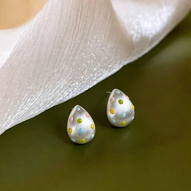 Macaron-farbige, gepunktete, silberfarbene, gebürstete, tropfenförmige Ohrringe für Damen, trendiges Accessoire, vielseitiges Schmuckdesign, modisch – Detail 3