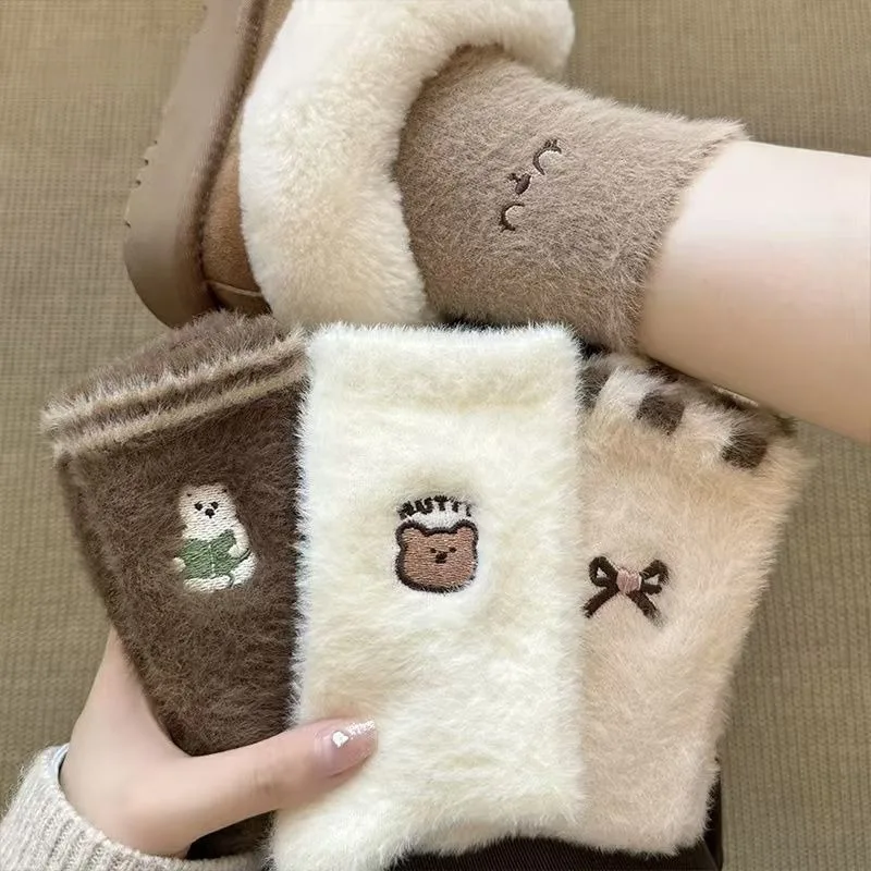 

4 пары милых плюшевых зимних термоносков 2025 года для женщин, носки до середины икры для девочек, белые толстые домашние теплые напольные носки для сна, комплект
