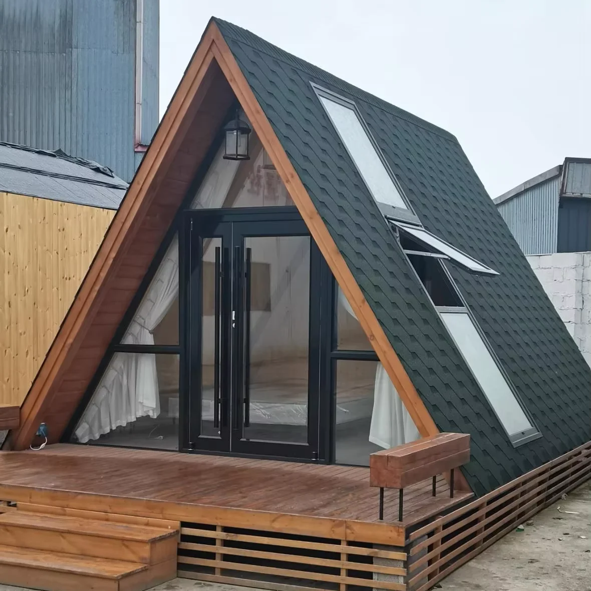 Maison de conteneur préfabriquée de conception personnalisée, petite maison triangulaire préfabriqué