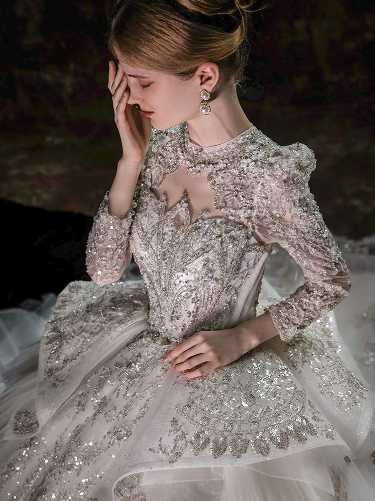 

This luxurious and heavy-duty new style long-sleeved large-tail retro-styled dress with a strong sense of quality