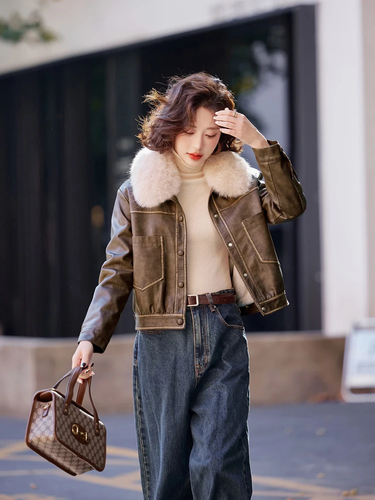 سترة كلاسيكية من الجلد الصناعي مع ياقة من الفرو سترة نسائية دافئة لخريف وشتاء 2026 سترة قصيرة للدراجات النارية معطف فاخر INKEO 5D132