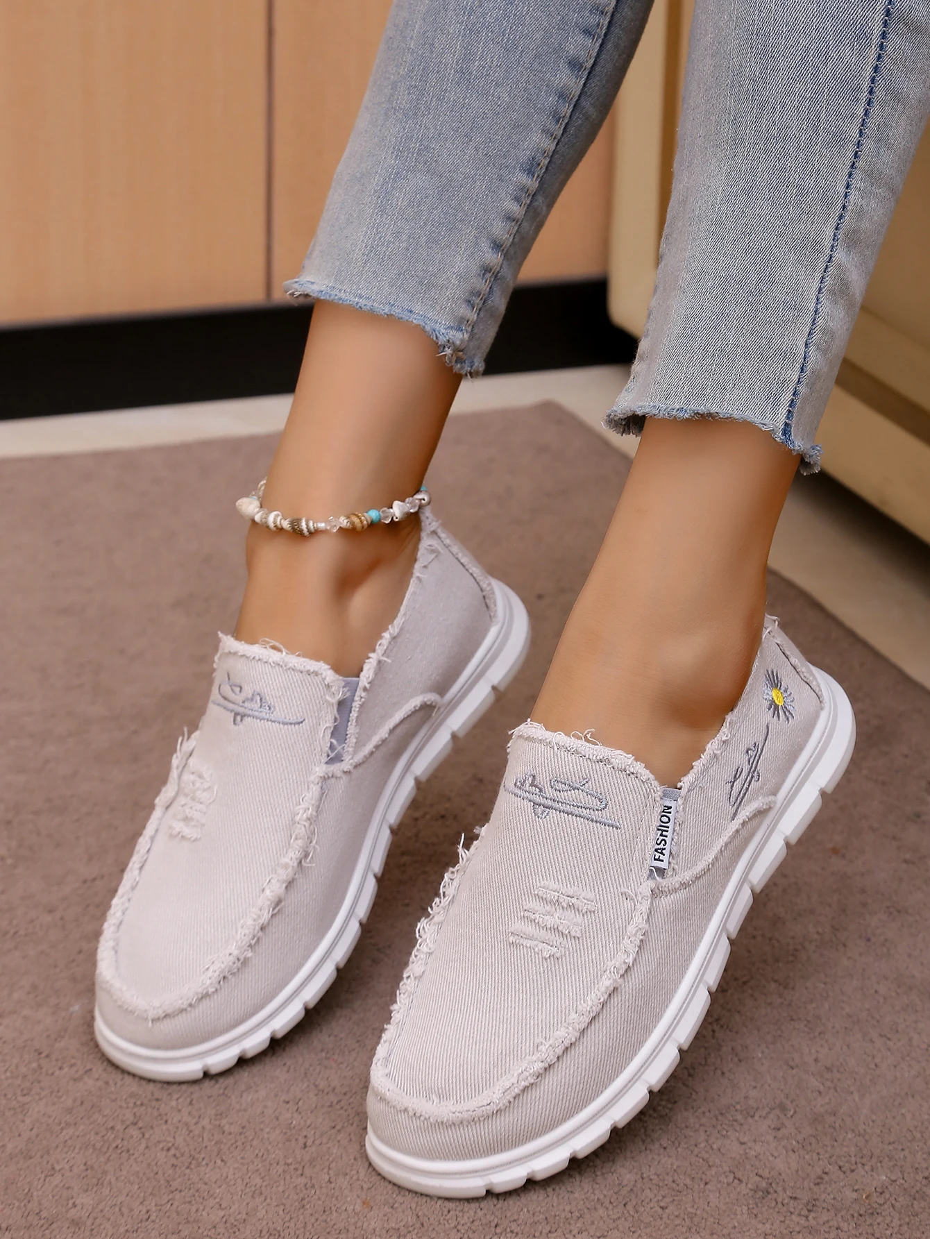 Damen-Slip-On-Schuhe aus Segeltuch, lässige Slipper mit Gänseblümchen-Stickerei, bequeme, leichte Wanderschuhe für den täglichen Gebrauch – Detail 11