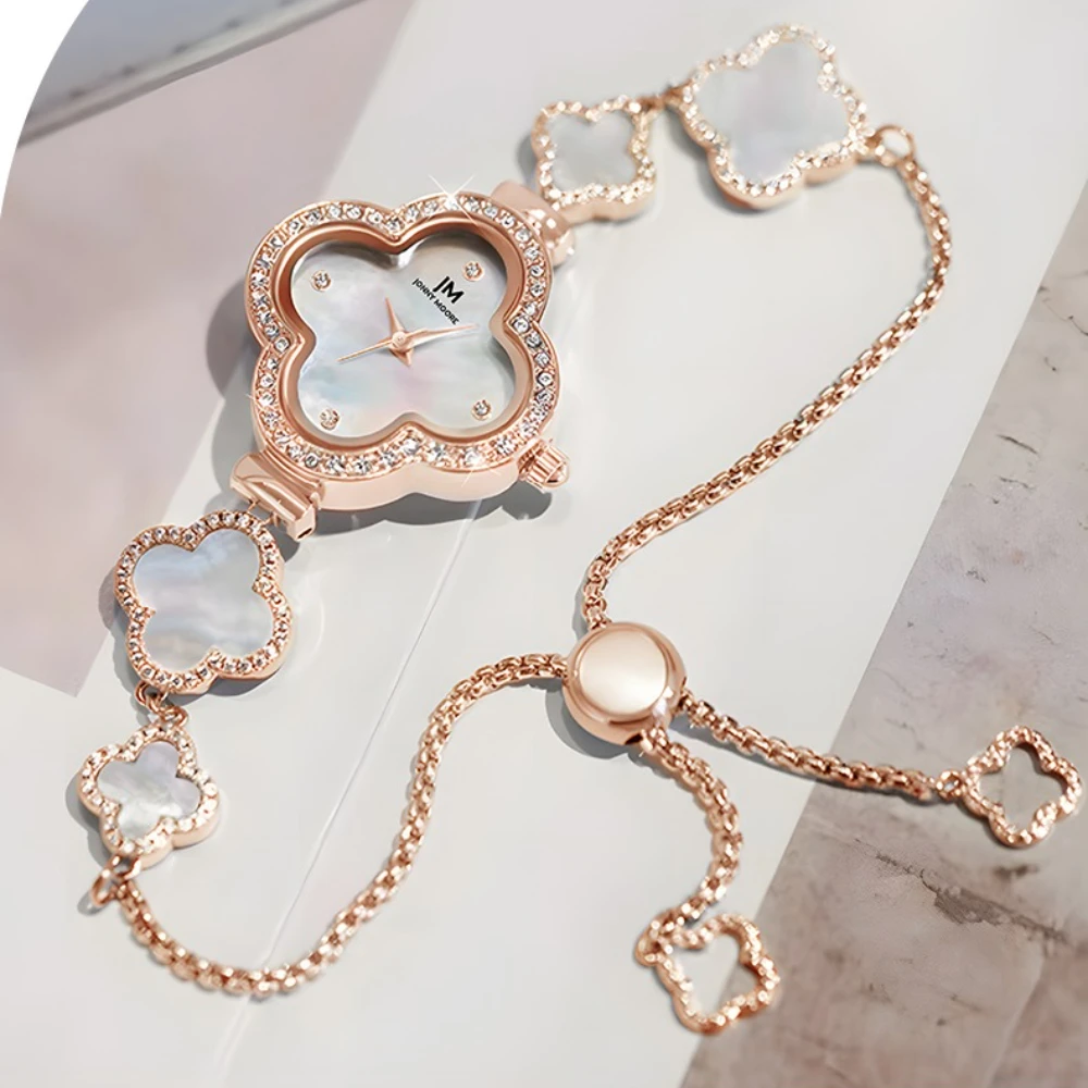 جوني مور 1638 ساعة نسائية موضة ساعة خفيفة فاخرة نمط سوار لاكي كلوفر 30 متر مقاوم للماء ساعات كوارتز للمرأة