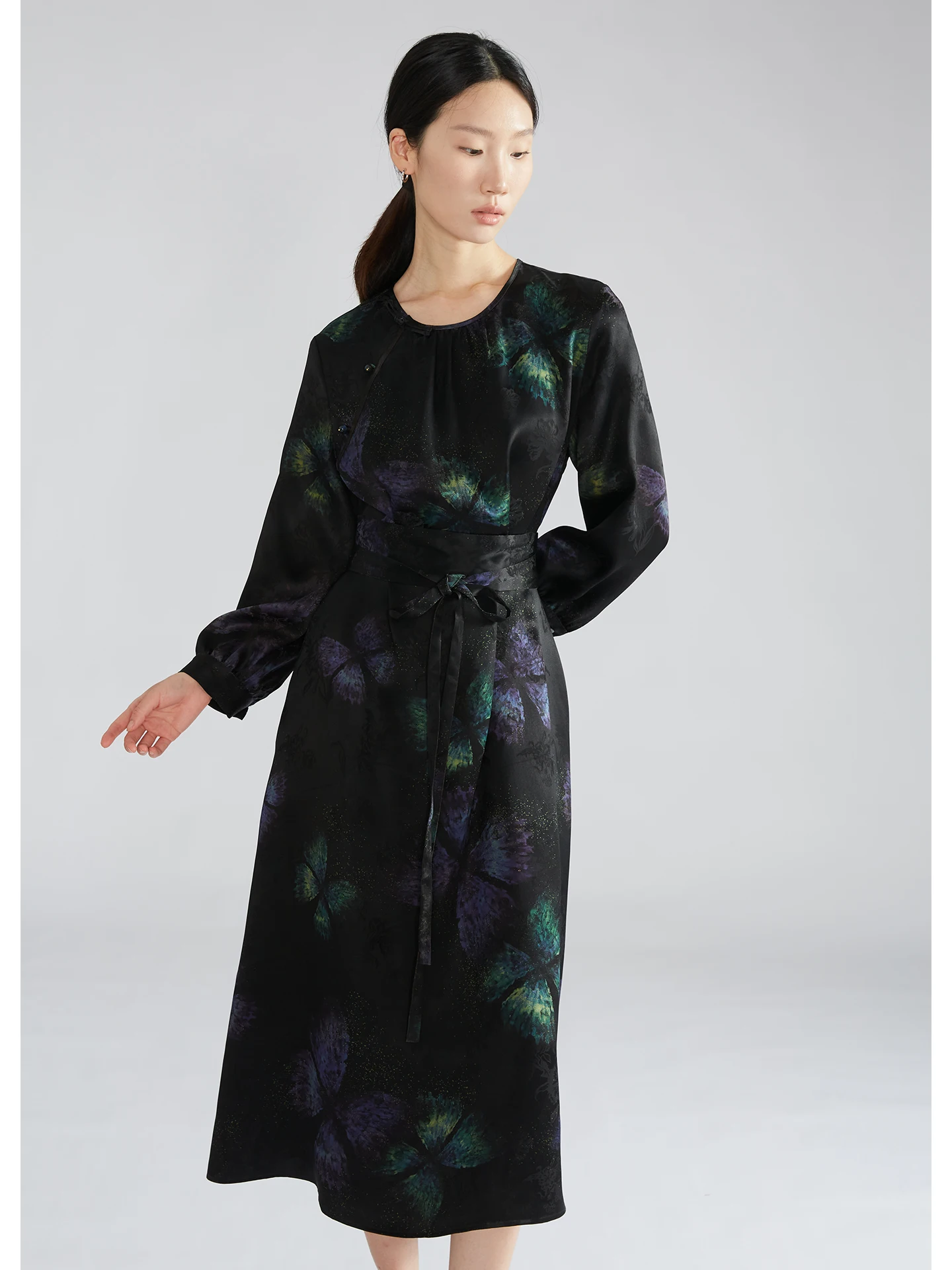 الساتان الثقيل 100% حرير التوت الطبيعي Gambiered قوانغدونغ الشاش الجديد النمط الصيني مشبك المرأة الجولة الرقبة فستان بأكمام طويلة