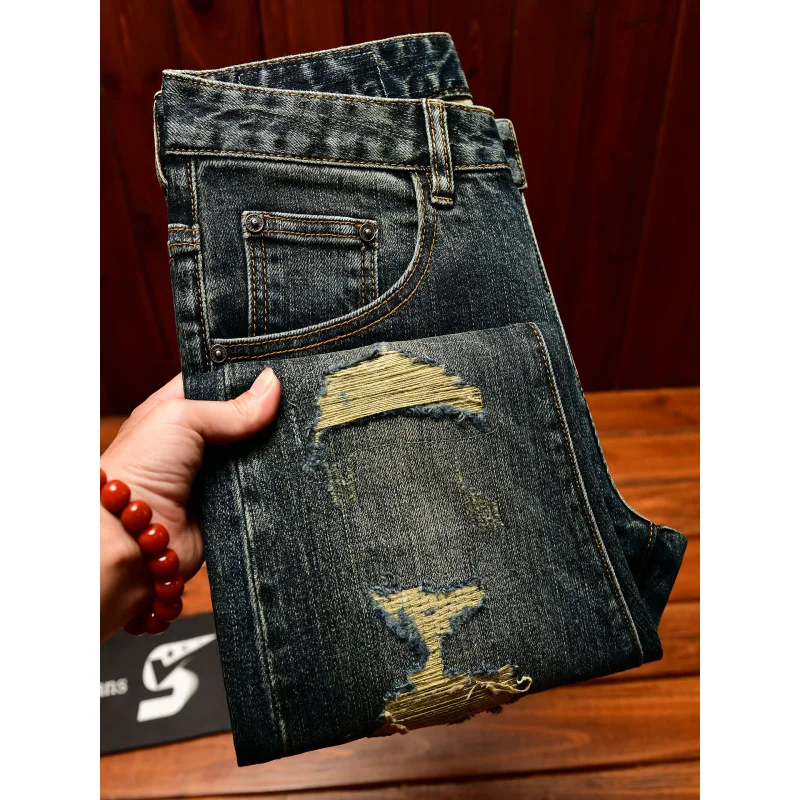 

Высококачественные модные рваные джинсы для мужчин осенью 2025, ностальгическая мужская одежда, мода на резинке в стиле ретро, облегающий крой, брюки на маленьких штанинах.