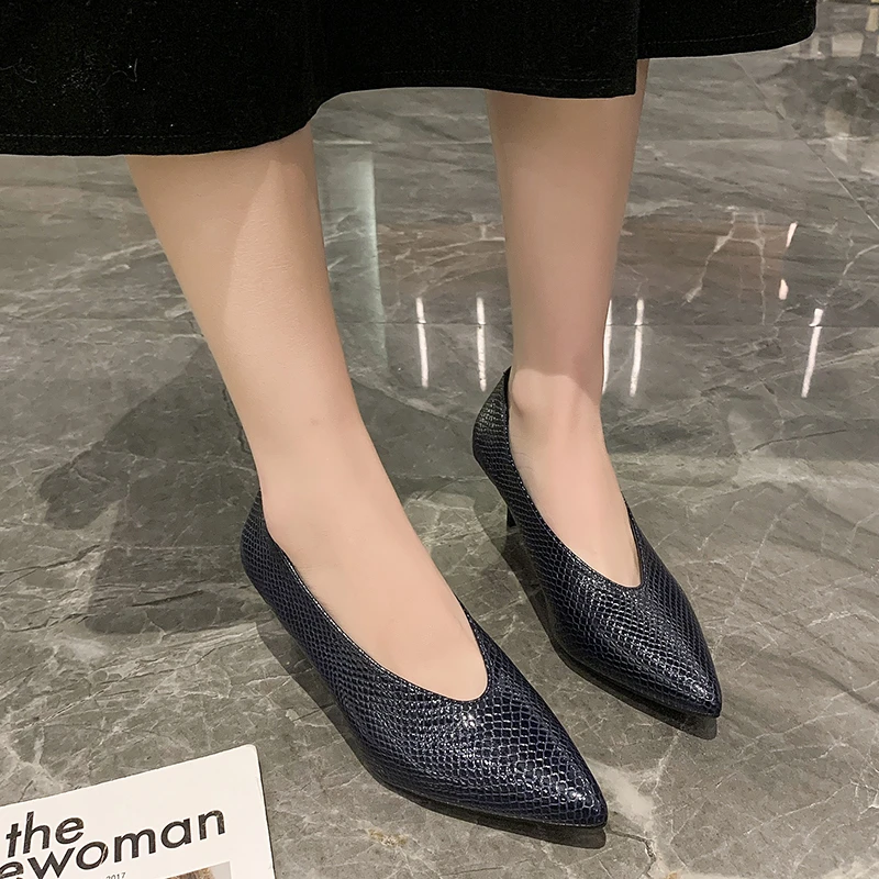 Large Size Soft Leather Shallow Mouth Pointed Thick Heel Shoes Women 2022 New Spring Autumn Snakeskin Pattern High Heels Women’s