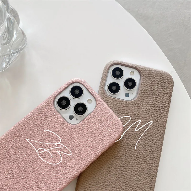 حافظة جلدية بحروف أولية تحمل اسم شخصي لهاتف آيفون 11 12 16 13 15Pro Max XS XR 14 15Plus غطاء صلب فاخر من البولي يوريثان