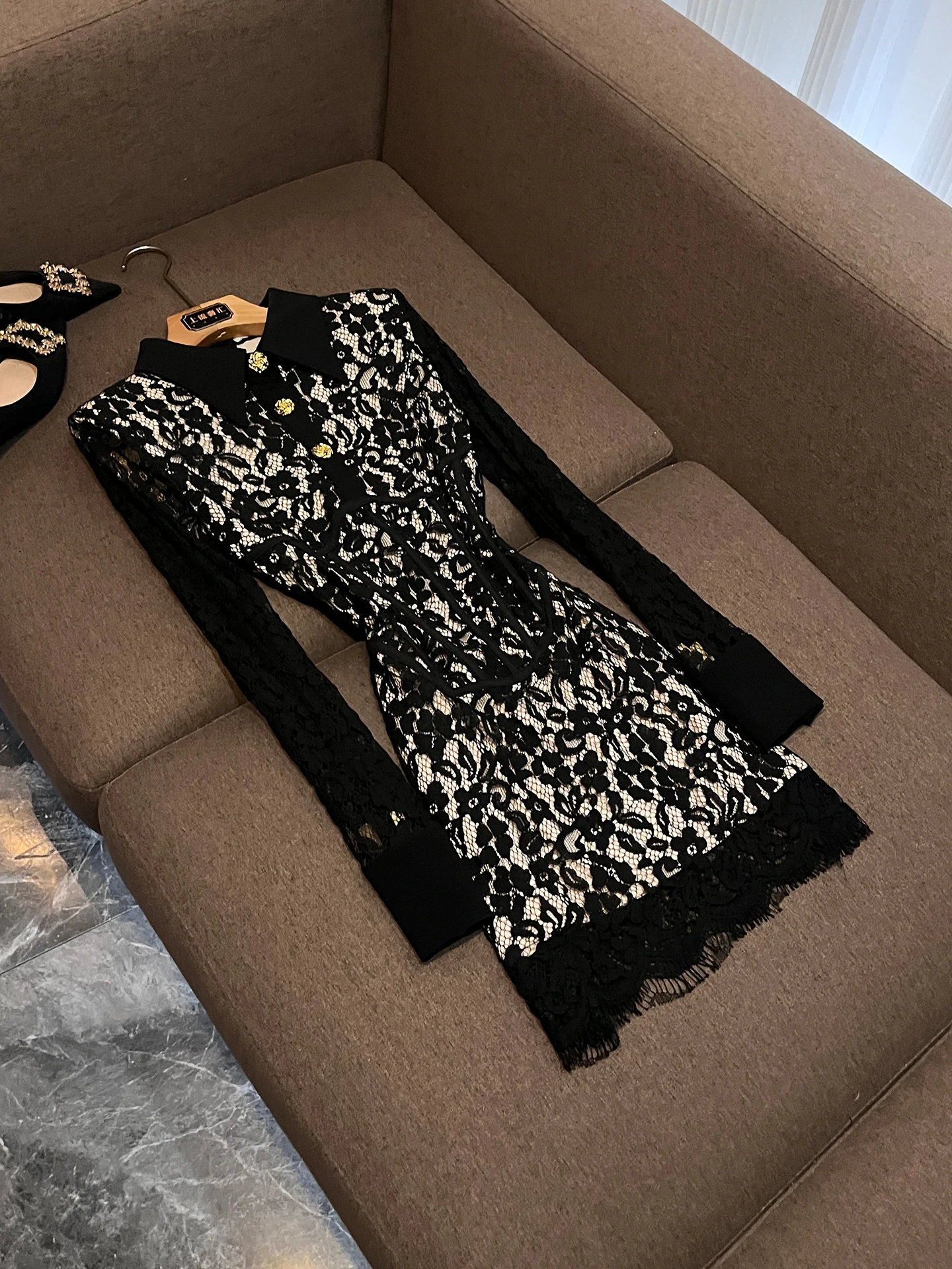 

Элегантное летнее платье с вышивкой и кружевными вставками, черное, короткое, P337, с вырезами, длинными рукавами, V-образным вырезом, в придворном стиле