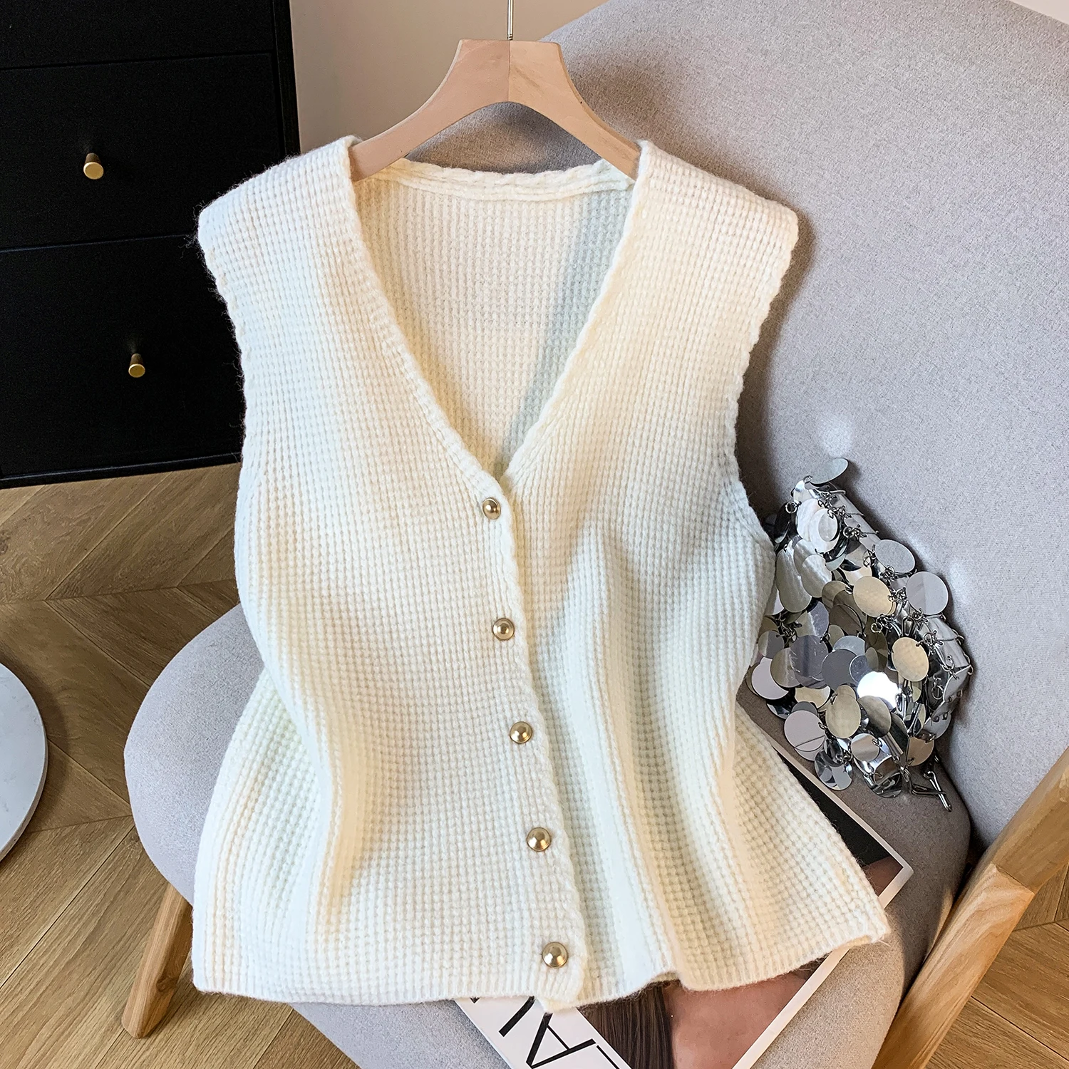 Nieuwe Collectie Slim Fit V-Ne Metalen Enkele Knop Svel Gebreide Vest Top Dunne Sle Faionable Dames Trui Bovenkleding